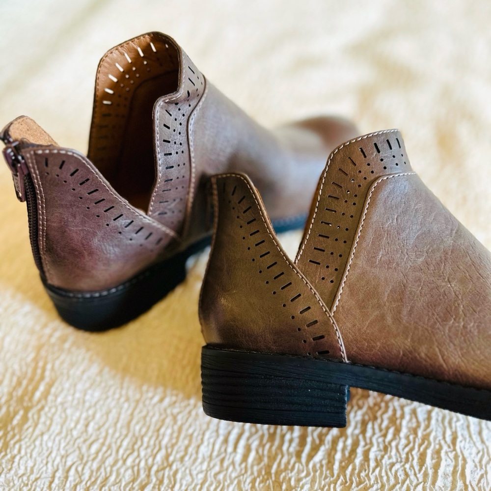 EuroSoft by Sofft Brown Laser Cut Out Ankle Boots / Booties Size 6 NEW. - Picture 4 of 9
